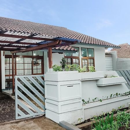 Вилла Boscha House Бандунг Экстерьер фото